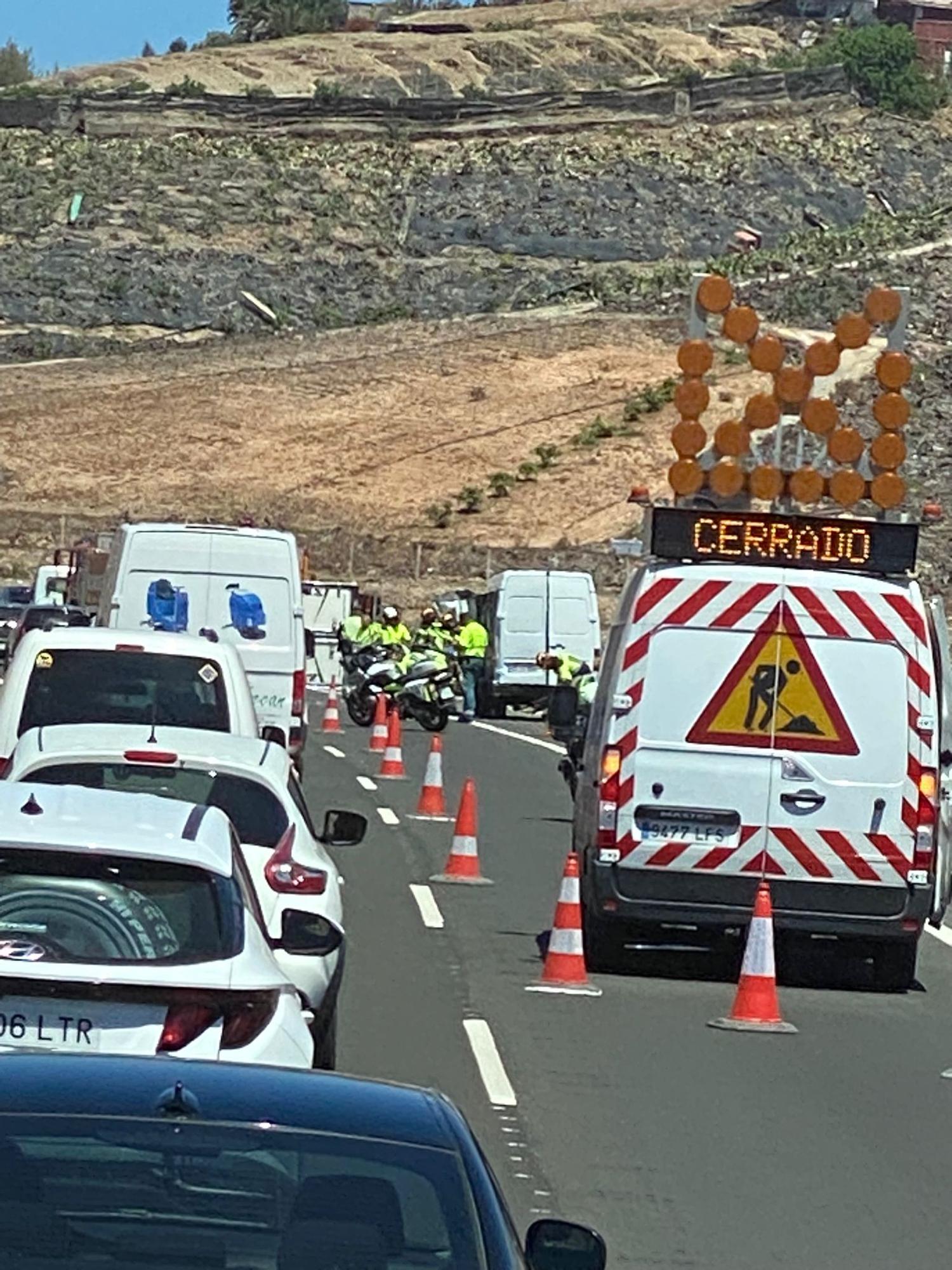 Un camión cargado de lavadoras vuelca en la autopista