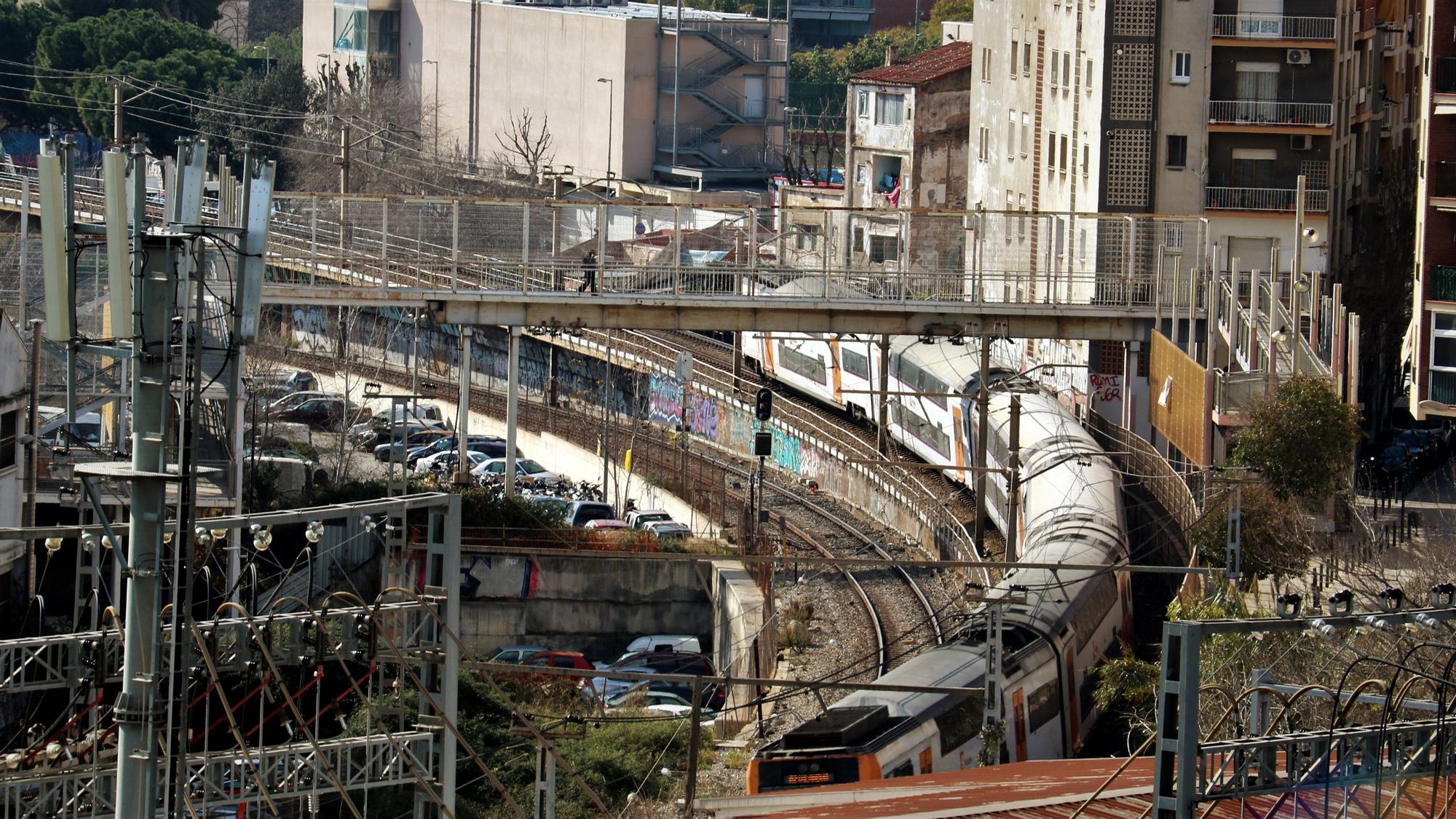 Las vías del tren a su paso por el barrio de la Torrassa de L'Hospitalet de Llobregat