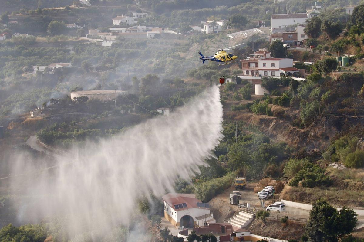 El Infoca lucha contra el incendio forestal declarado este viernes a mediodía en el término municipal de Árchez y que ha obligado a desalojar viviendas de diseminados de Árchez y Cómpeta. En este último municipio se ha instalado el puesto de mando para coordinar las labores de extinción, en la que participan una docena de medios aéreos y casi 150 bomberos forestales.