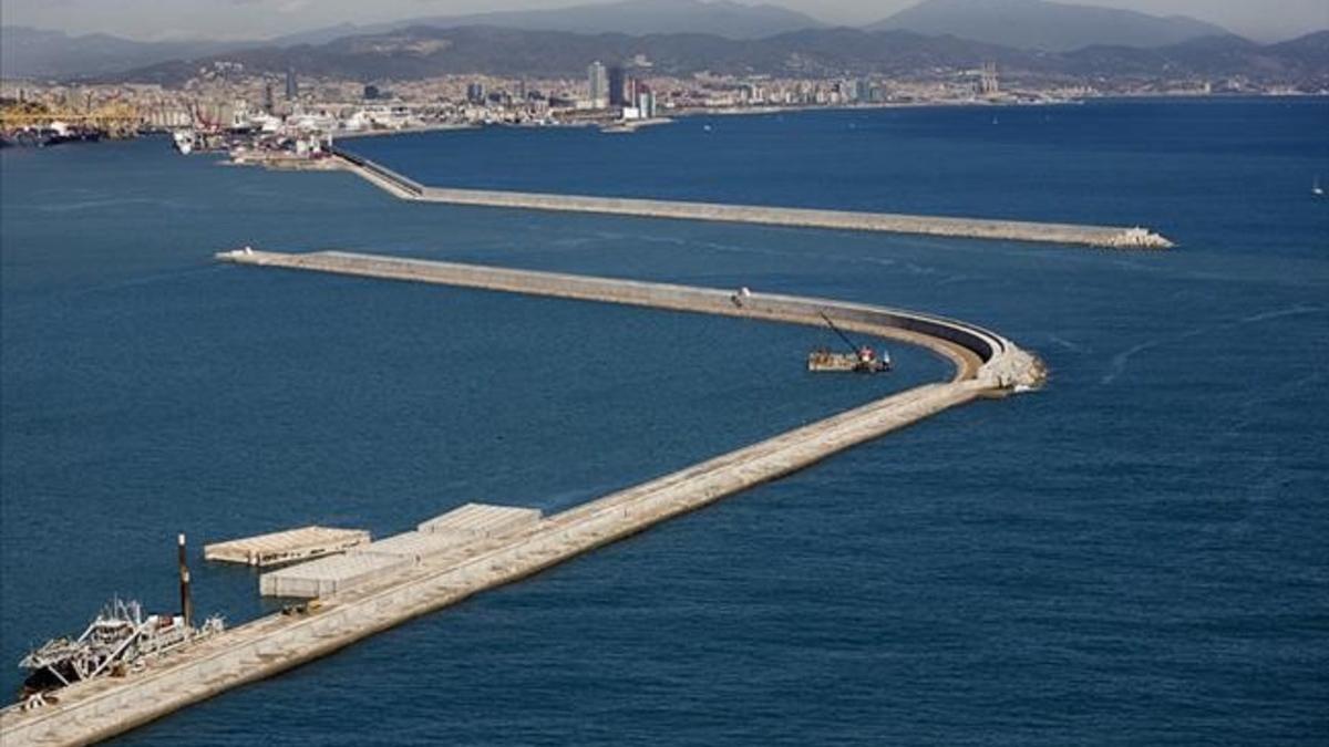 Vista aérea de los diques Este y Sur del puerto de Barcelona