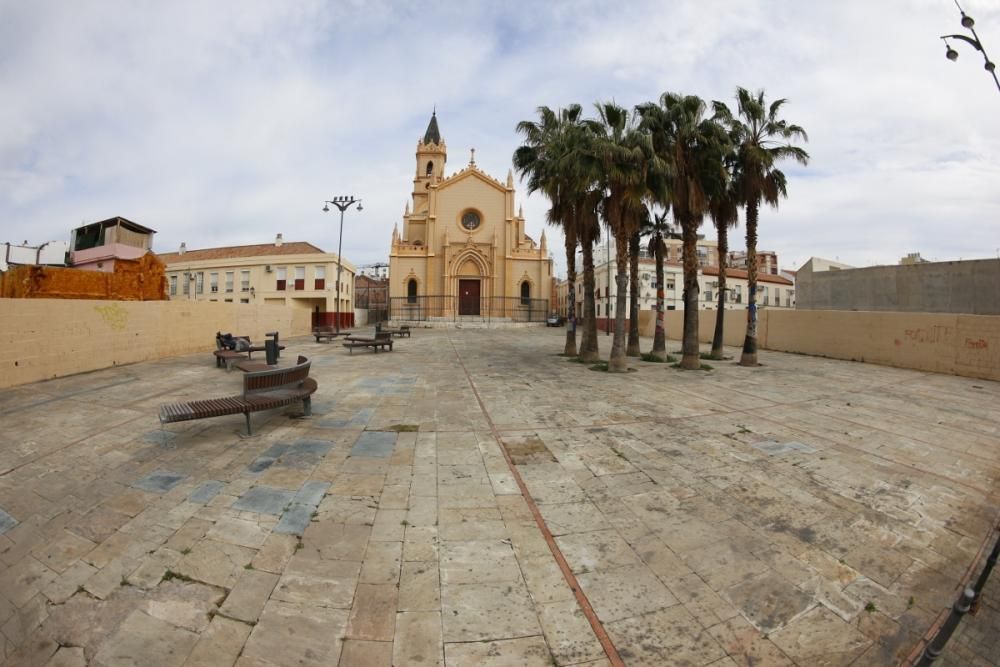 El barrio de La Trinidad, vacío en la mañana del Sábado de Pasión por la suspensión del traslado de Jesús Cautivo y la Virgen de la Trinidad.