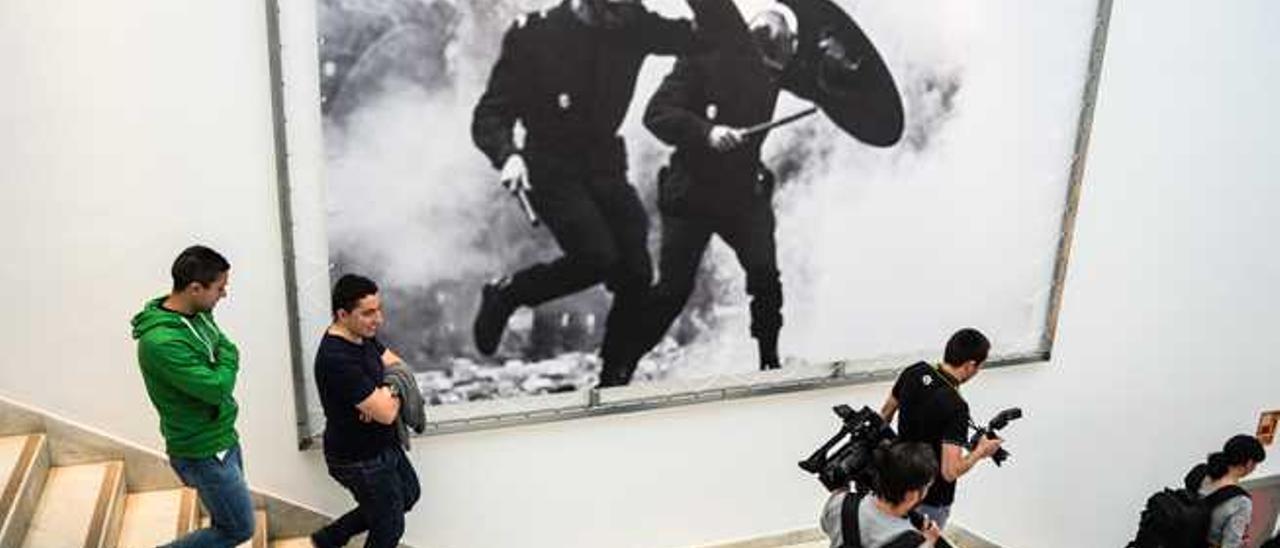 Una de las obras de Ramón Miranda, que forma parte de una instalación sobre la violencia policial.