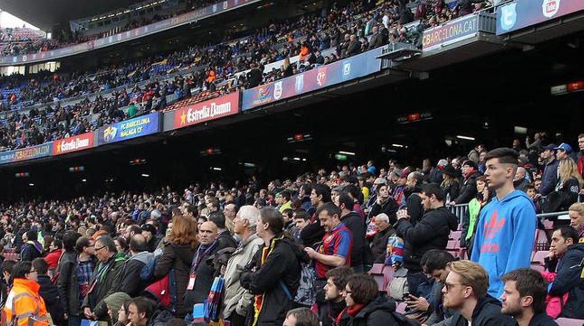 Part de les grades del Camp Nou, durant el partit entre el Barça i el Màlaga.