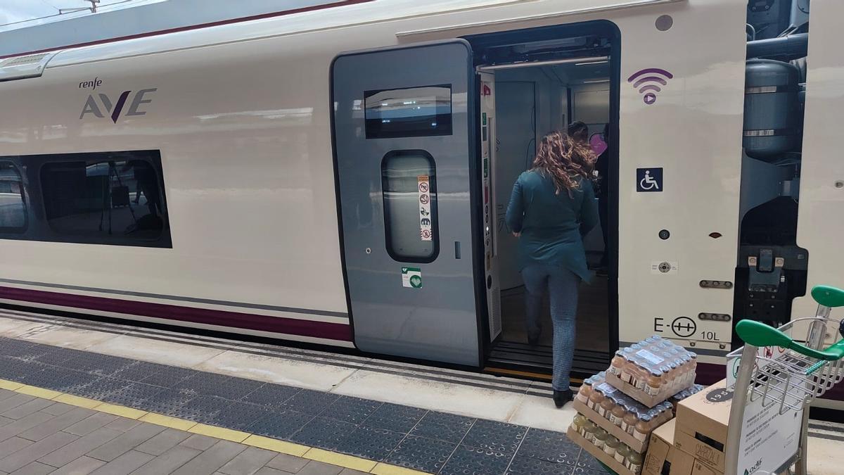 Personal de Renfe reabastece el tren de bebidas después de que se consumiesen durante el parón en Ourense