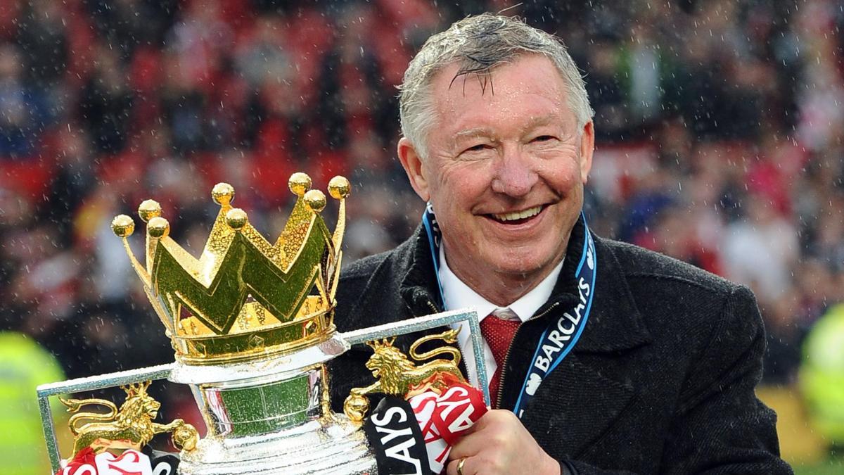 Sir Alex Ferguson, con el título de la Premier League | Twitter @premierleague