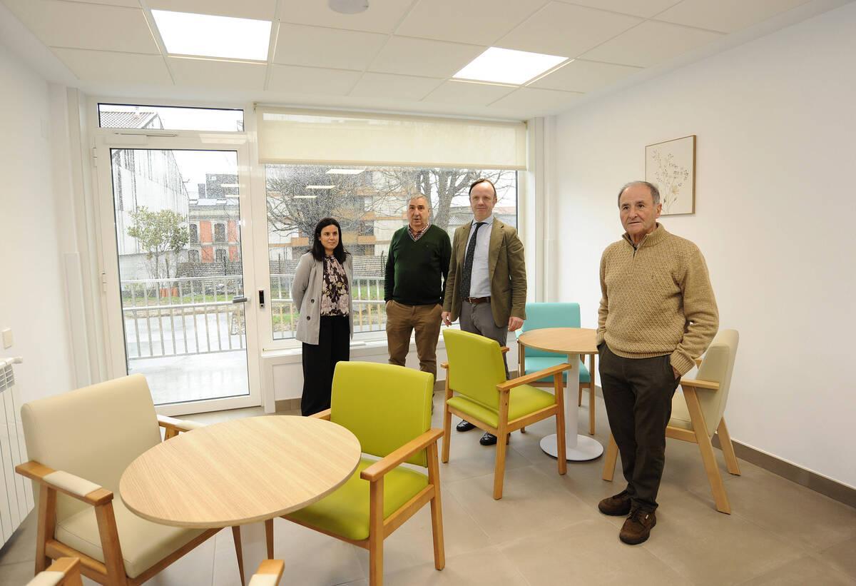 Antón Acevedo, tercero por la izquierda, en la visita a la residencia As Dores situada en el Concello de Lalín