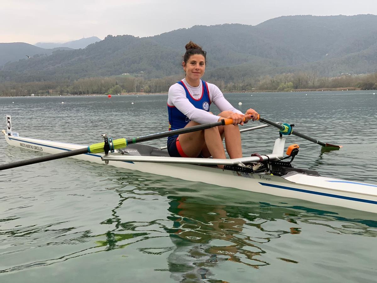 Natalia de Miguel, remera del Real Club Mediterráneo.