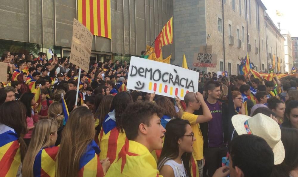 Estudiants universitaris i de secundària es manifesten a Girona