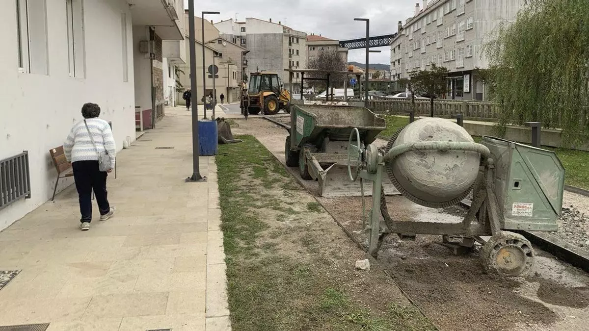Los vecinos de la calle Salgueiral de Redondela llevan una semana sin poder acceder a sus garajes