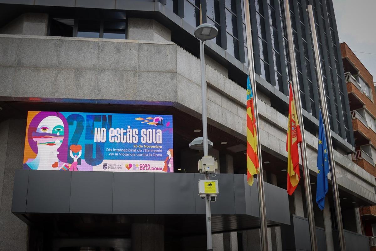 Luminoso en la fachada del consistorio recordando la fecha del 25N