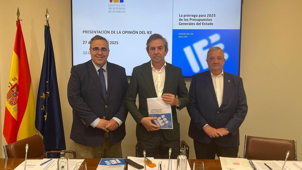 El director del IEE, Gregorio Izquierdo; el presidente, Íñigo Fernandez de Mesa y el catedrático Juan José Rubio, durante la presentación del informe presupuestario.