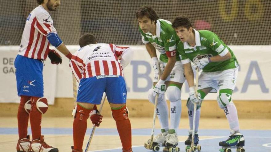 Jacobo Mantiñán y Pablo Fernández, listos para sacar una falta ante Jordi Bargalló y Germán Nacevich.