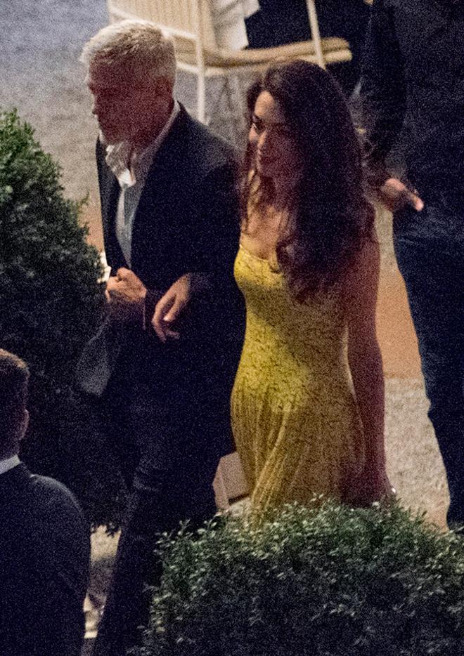 Amal Clooney con vestido amarillo de Diane von Furstenberg junto a George Clooney