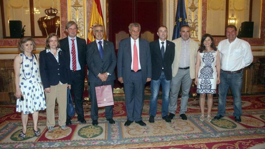 Jesús Posada (centro) y diputados asturianos, con los visitantes.