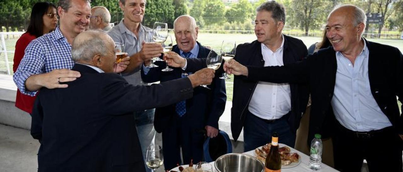 Rafa Sáez, uno de los impulsores de la iniciativa, junto a Manolo Barreiro, el alcalde, José Manuel Fernández y otros asistentes.