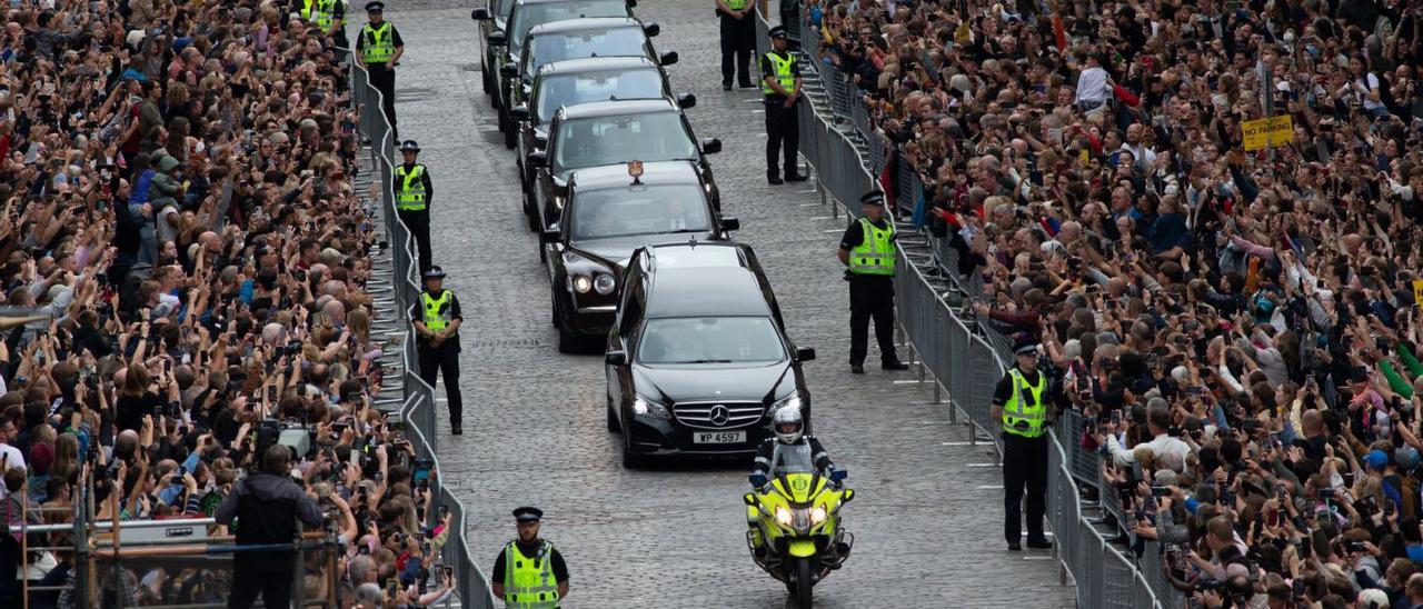 Una multitud observa el pas del fèretre d’Isabel II a Edimburg. | EFE