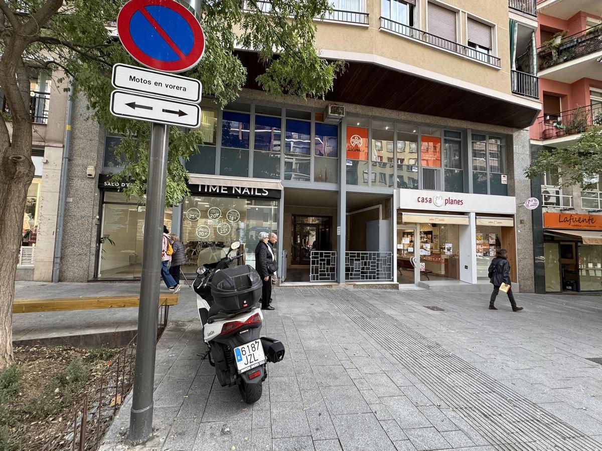Una moto aparcada en Pi i Margall, desafiante, justo al lad de la señal que lo prohíbe.