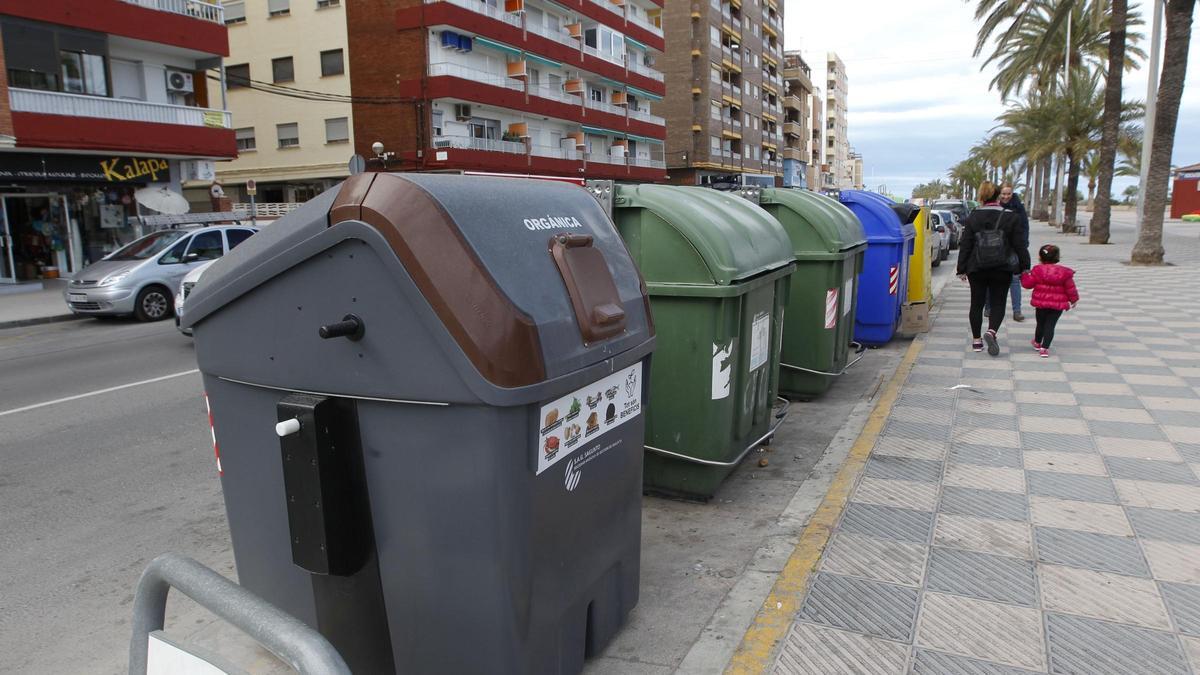 Isla de contenedores en la avenida Mediterráneo del Port de Sagunt.