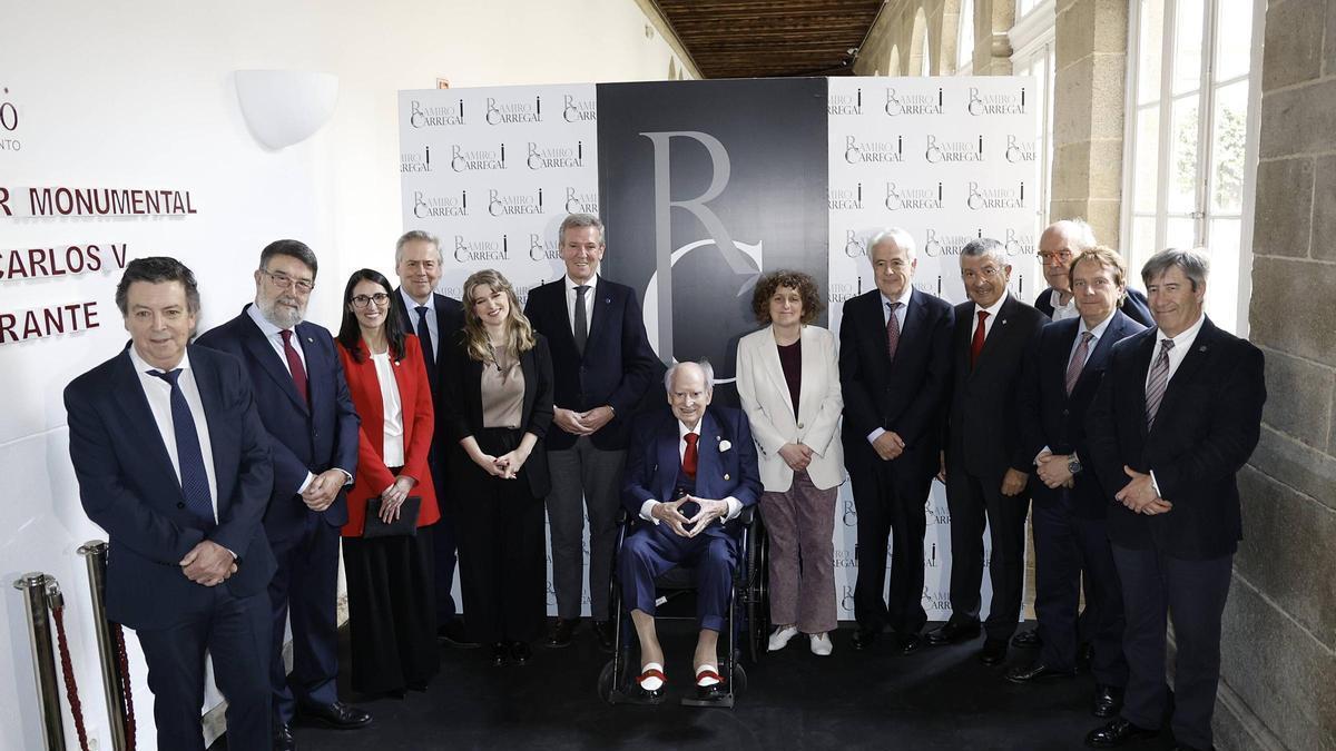 Galardonados con el Premio Ramiro Carregal y autoridades en un acto celebrado en el Hotel San Francisco