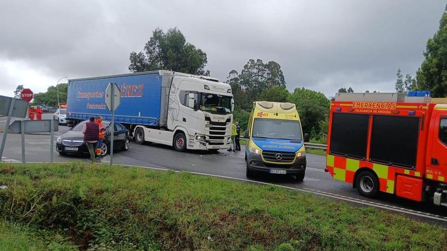 Una colisión entre un camión y un coche deja una herida en Bamio