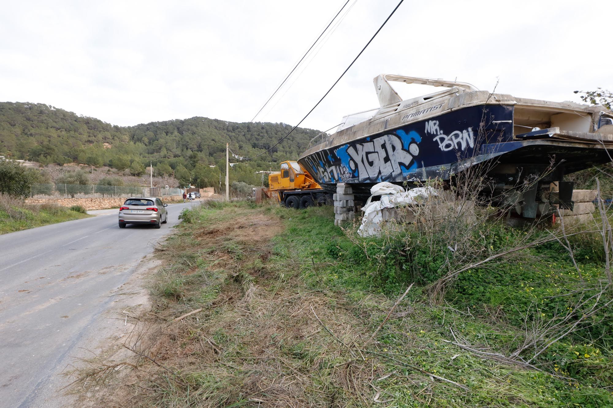 Retirada de barcos almacenados ilegalmente en Cala Tarida