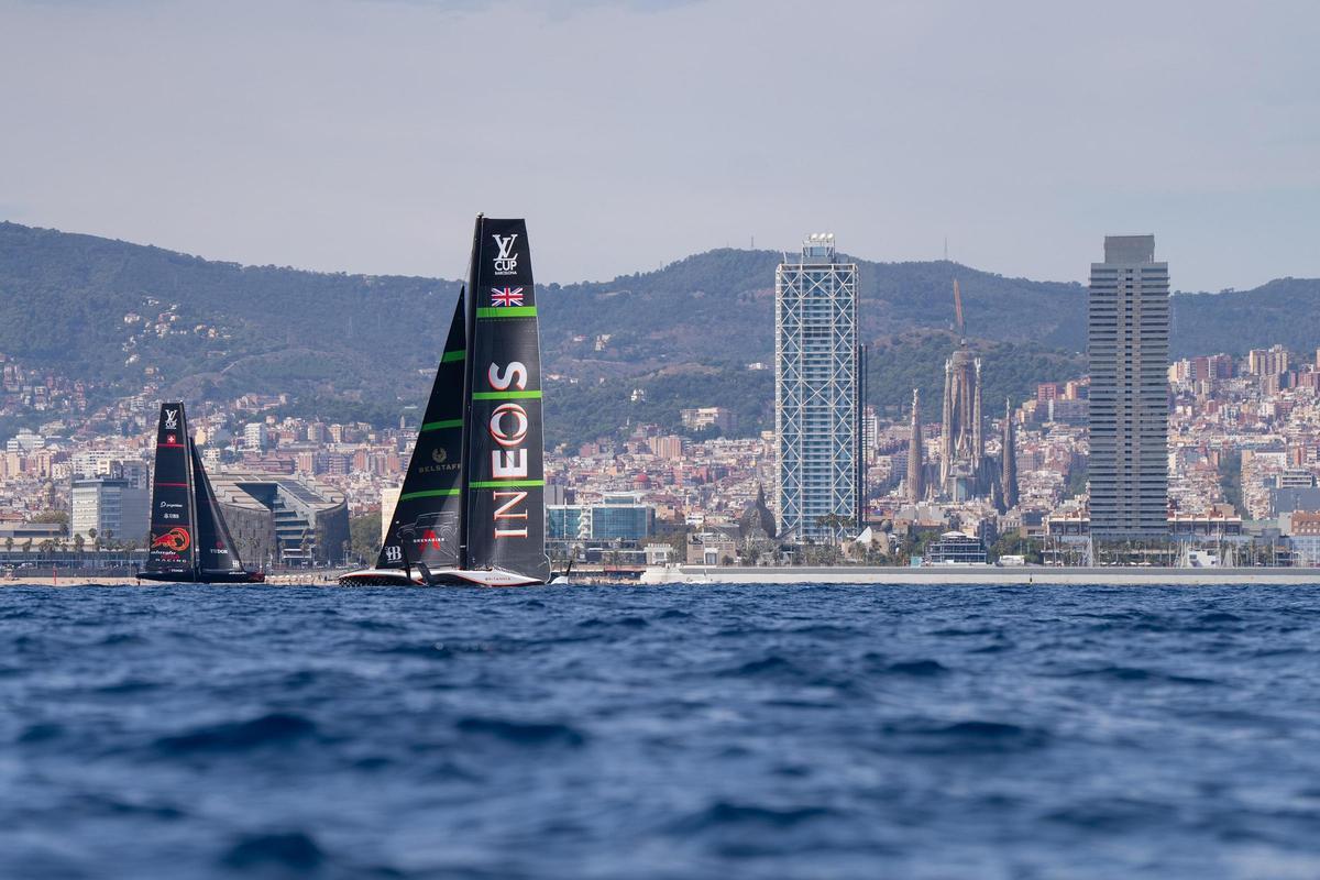 Ineos Britannia y Alinghi Red Bull Racing durante la pimera regata de hoy.