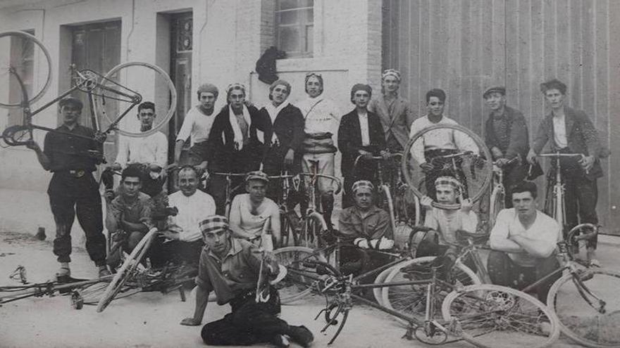 Una fotografia dels primers aficionats al ciclisme que formaven part de la Penya Bonavista