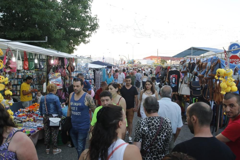 El paseo marítimo, la playa y los alrededores de la villa marinera se llenan de público para seguir el espectáculo Poético Piro-Musical.