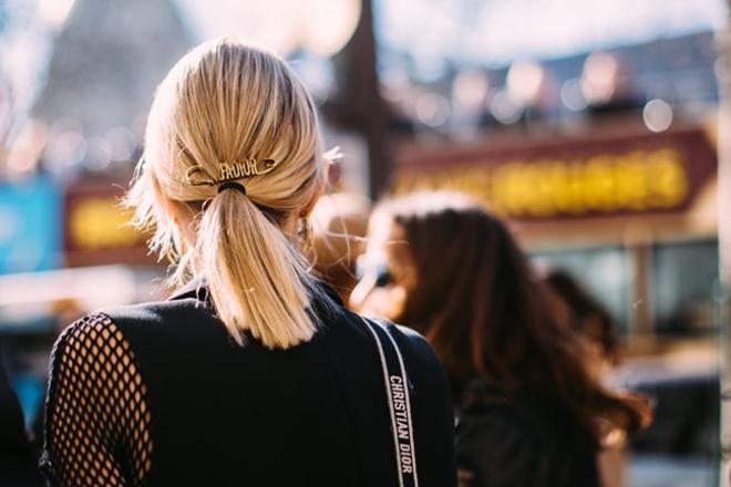 Peinado de coleta con pasador de Dior visto en el 'street style' de París