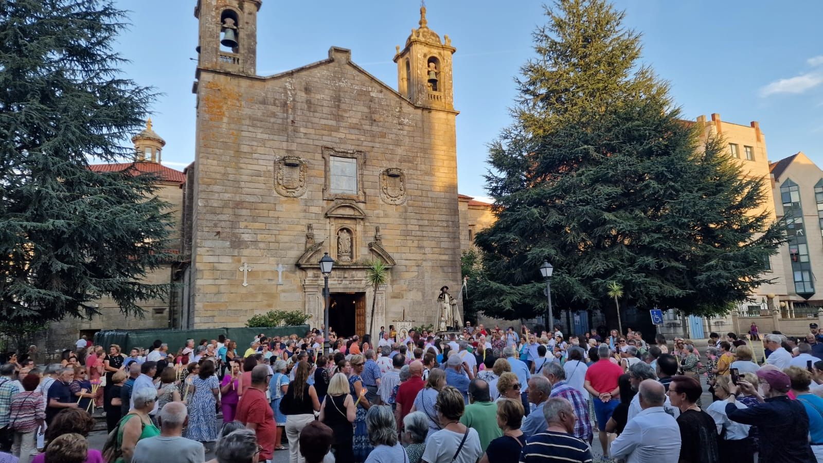 Así ha transcurrido la procesión que devuelve la imagen de San Roque a la iglesia de Vilagarcía.