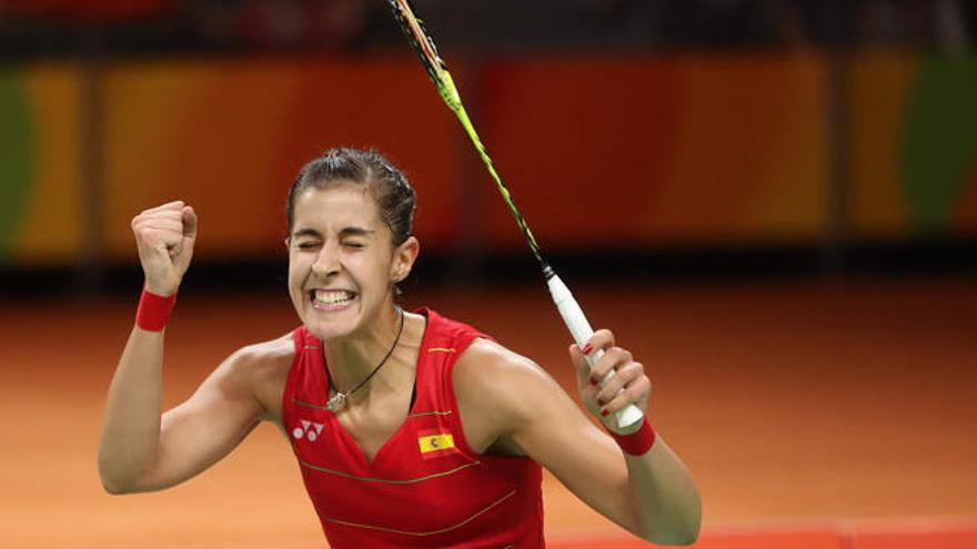 Carolina Marín celebra la consecución de la medalla de oro en Río.