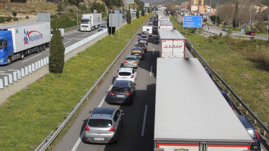 L&#039;AP-7 registra cues quilomètriques a la frontera amb França