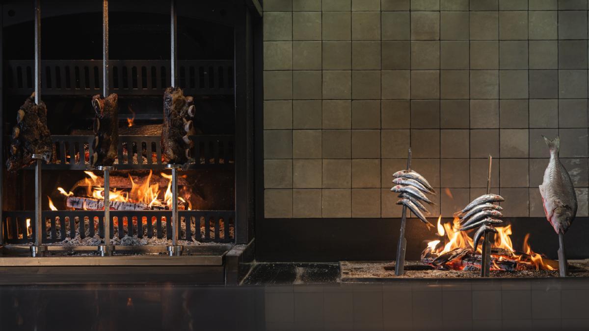 Darvaza desprende una vibra más nocturna y carnívora, Zendra apuesta por una cocina algo más mediterránea y con mayor uso del producto marino.