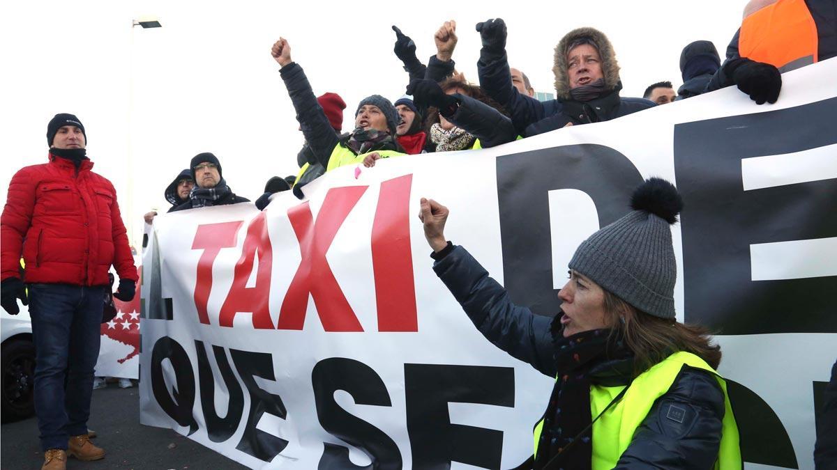 Los taxistas de Madrid bloquean los accesos a Fitur.