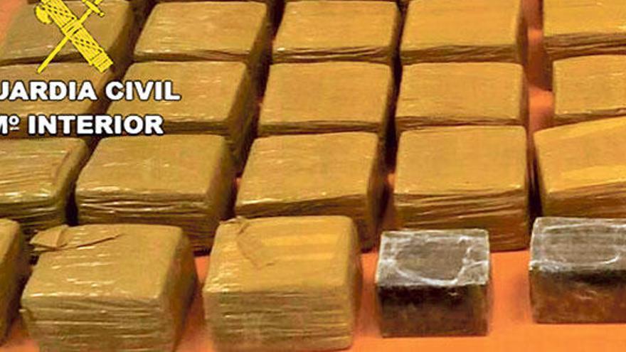Tabletas de hachís y dinero intervenido a los narcotraficantes en Sóller.