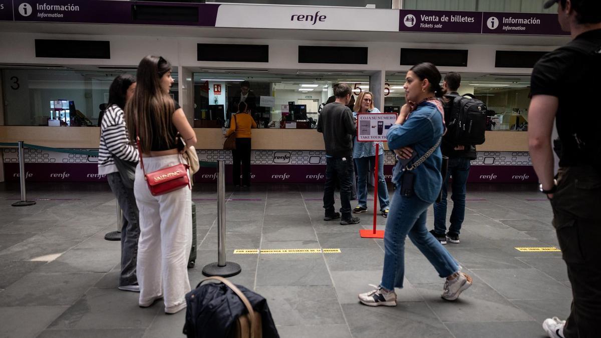 Viajeros ante las ventanillas de información de Renfe en la estación de Delicias de Zaragoza, este lunes.