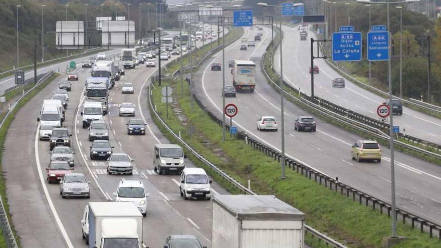 Caravana de vehículos para acceder a Oviedo desde la &quot;Y&quot;, ayer por la mañana.