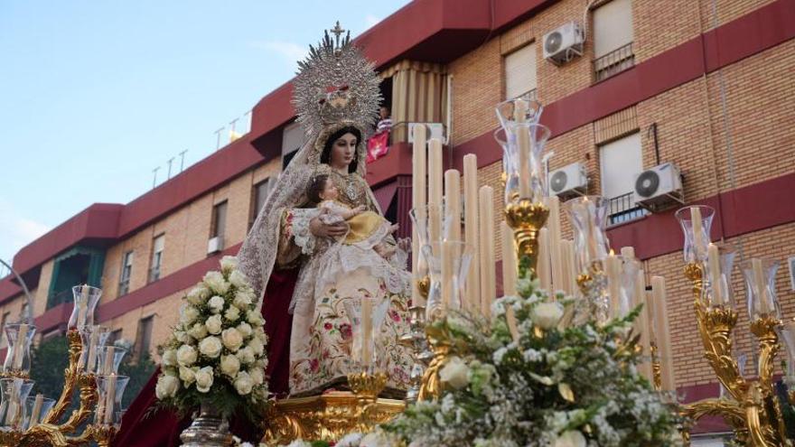 La Virgen de Belén ante los edificios del barrio de Levante.