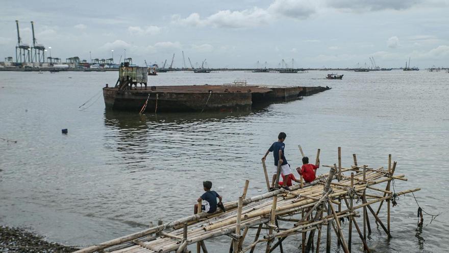 Al menos un muerto y más de 100 evacuados tras localizar un barco desaparecido en Indonesia