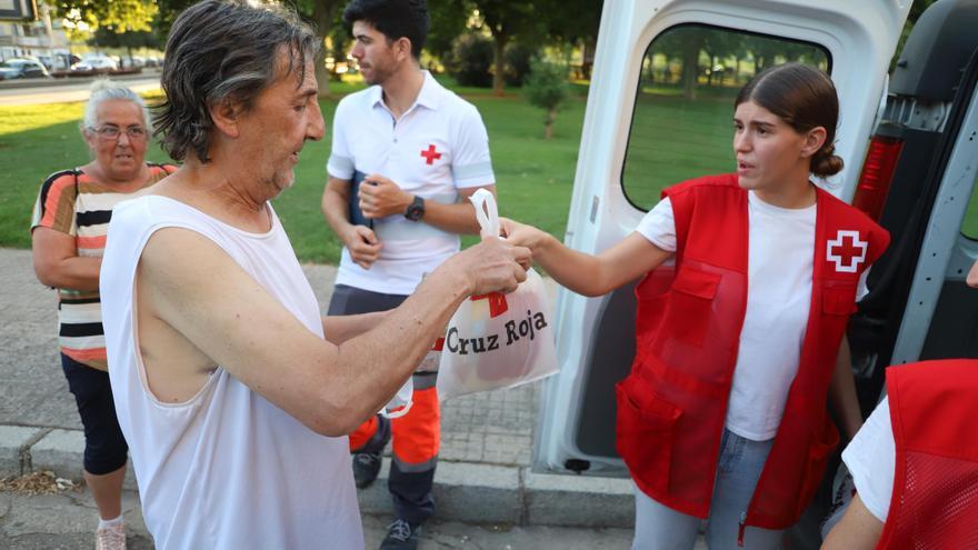 Las asociaciones atienden a unas 60 personas sin hogar por el calor en Córdoba