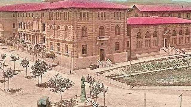 El monumento del puerto es de 1964, antes existió el de la foto.