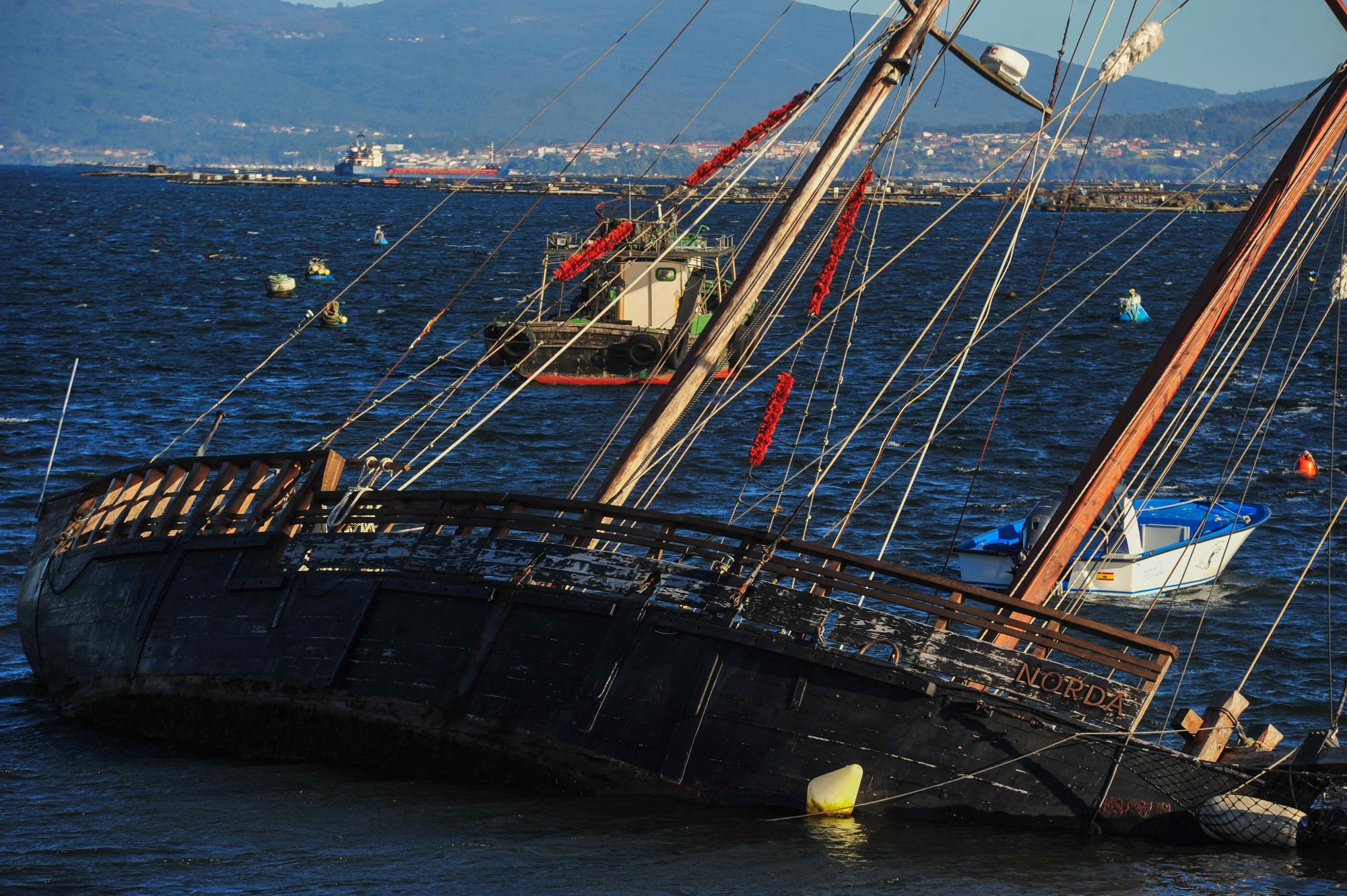 El velero Norda aparece escorado en el playa de O Naval de A Illa