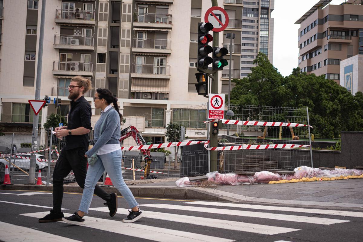La obra para acabar con la temida acera situada junto al Centro Comercial Meridiano.