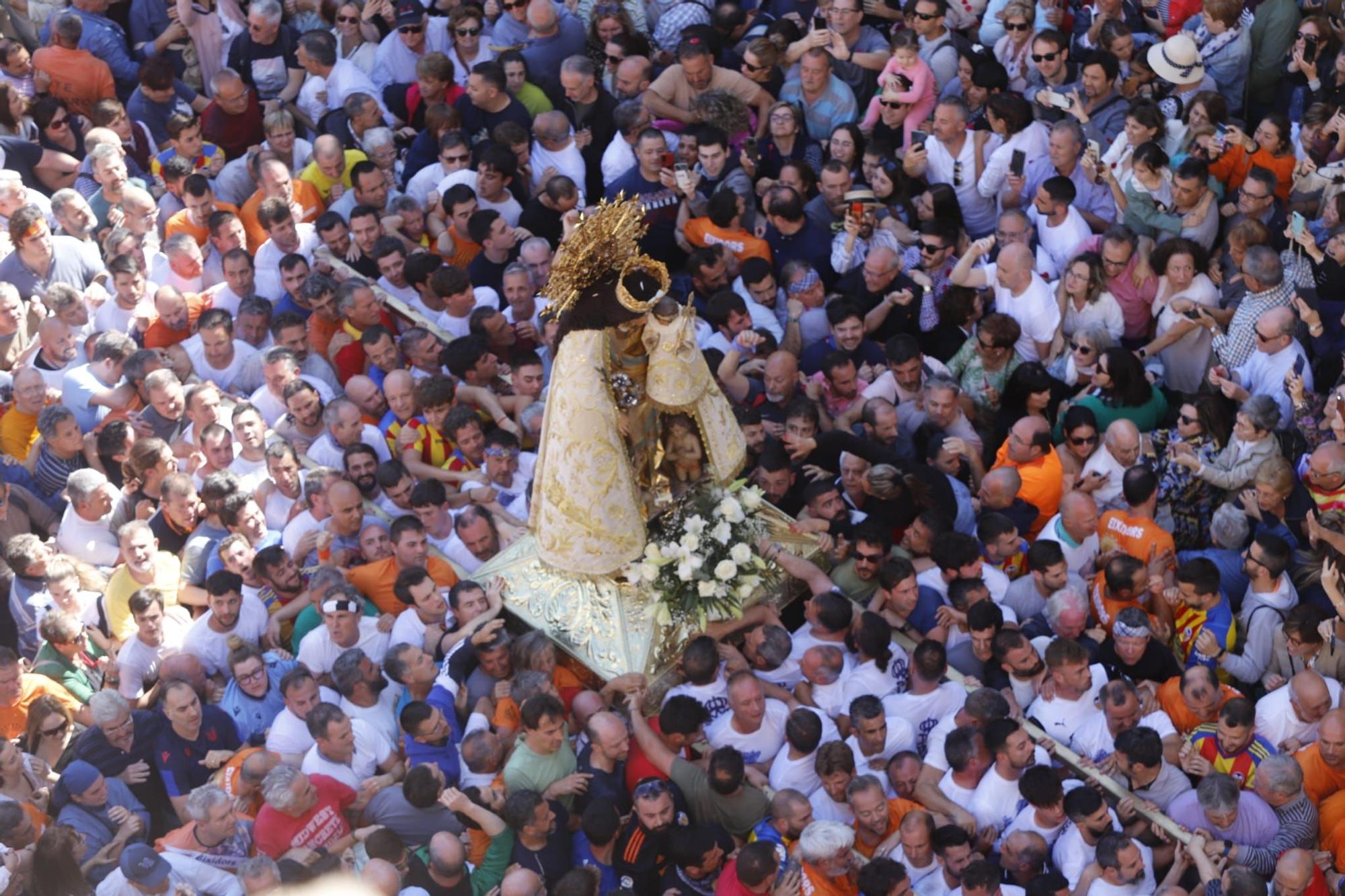 Muchos valencianistas acompañan a la Virgen de los Desamparados en su Traslado