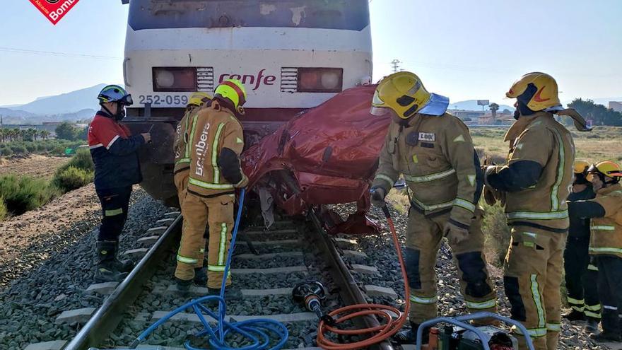 Cuatro fallecidos en el arrollamiento de un coche por un tren en Novelda