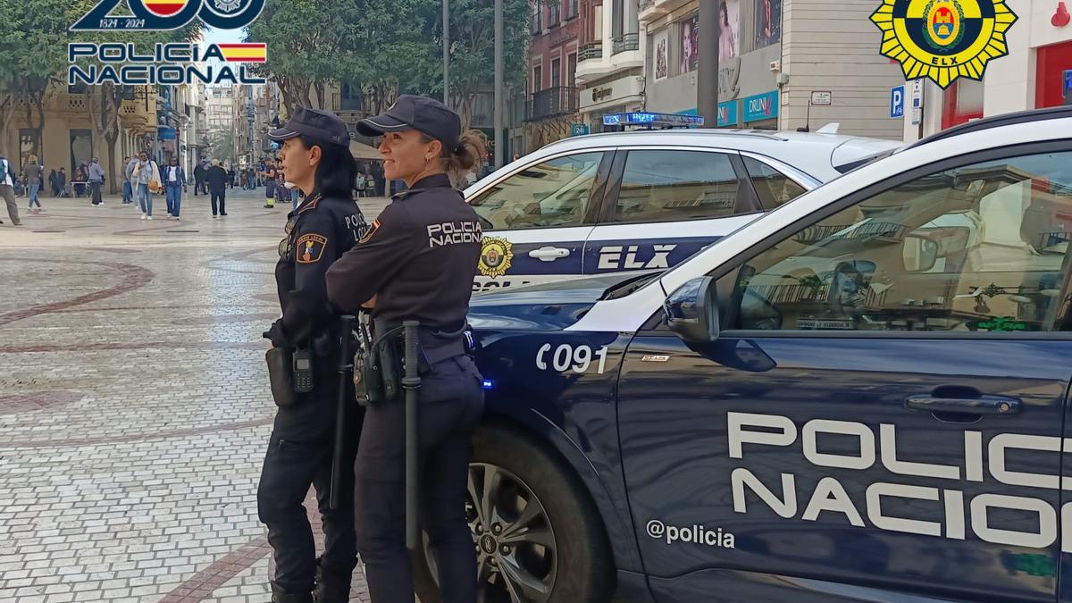 Dos agentes de Policía Local y Nacional en Elche
