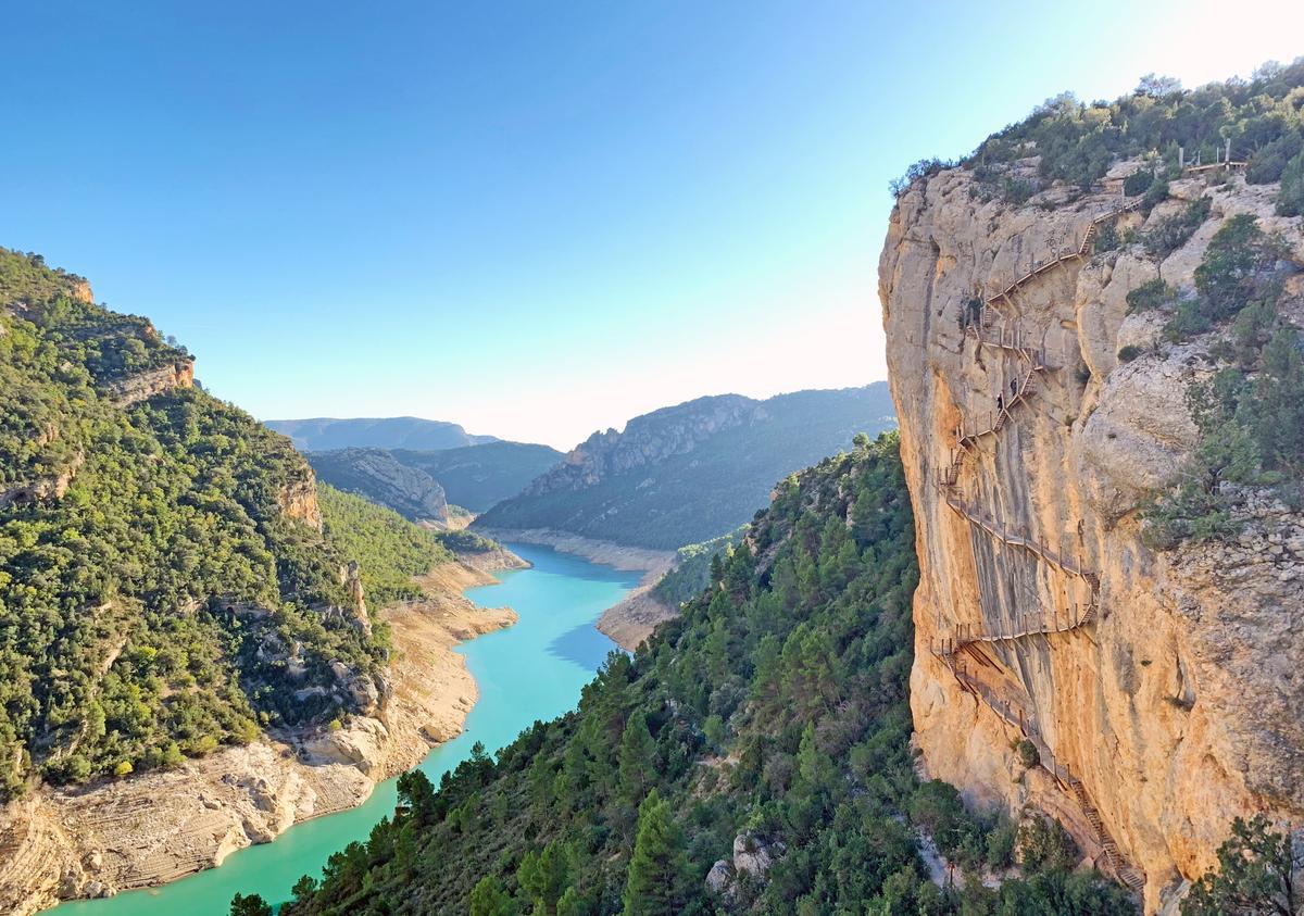Senderismo entre pasarelas colgadas sobre un paisaje casi intacto