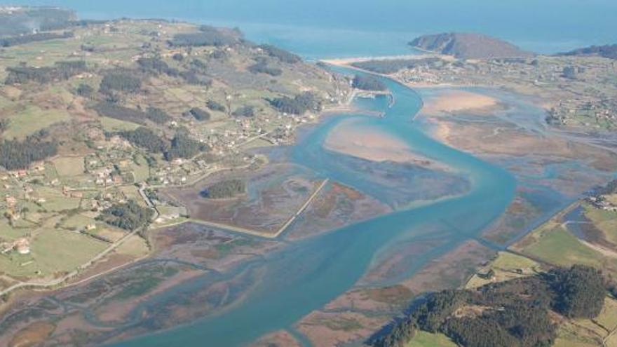 Vista aérea de los tramos medio y bajo de la ría, donde se desarrollan las principales llanuras fangosas y los bancos de arena, a los lados del canal fluvial, encauzado en la desembocadura. / archivo lne