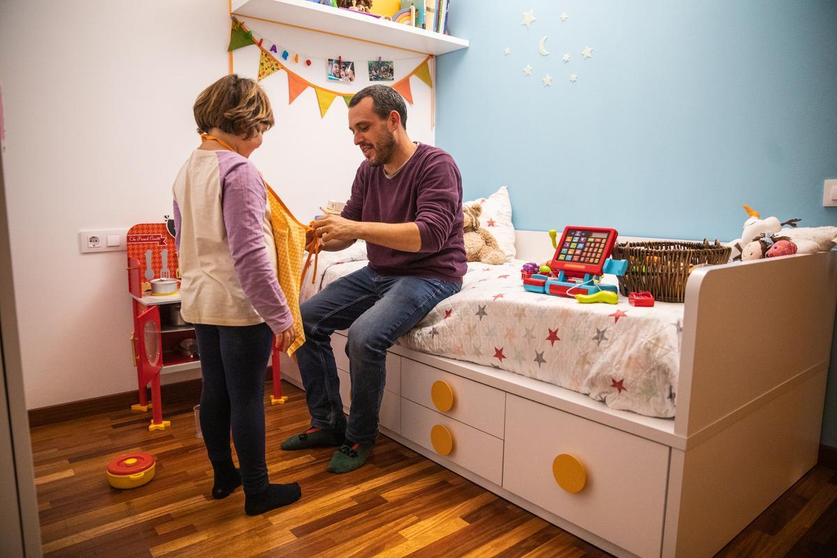 Ignasi Flores juega con su hija Naiara, en su habitación el pasado martes.