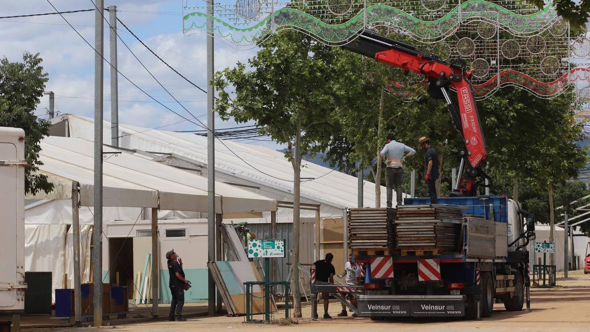 Varios trabajadores ultiman algunos trabajos en la Feria de Córdoba, este lunes.